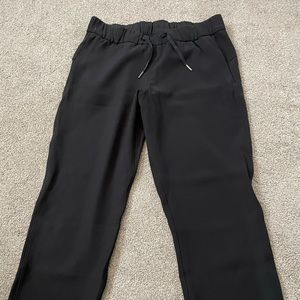 Lululemon black cut off pants